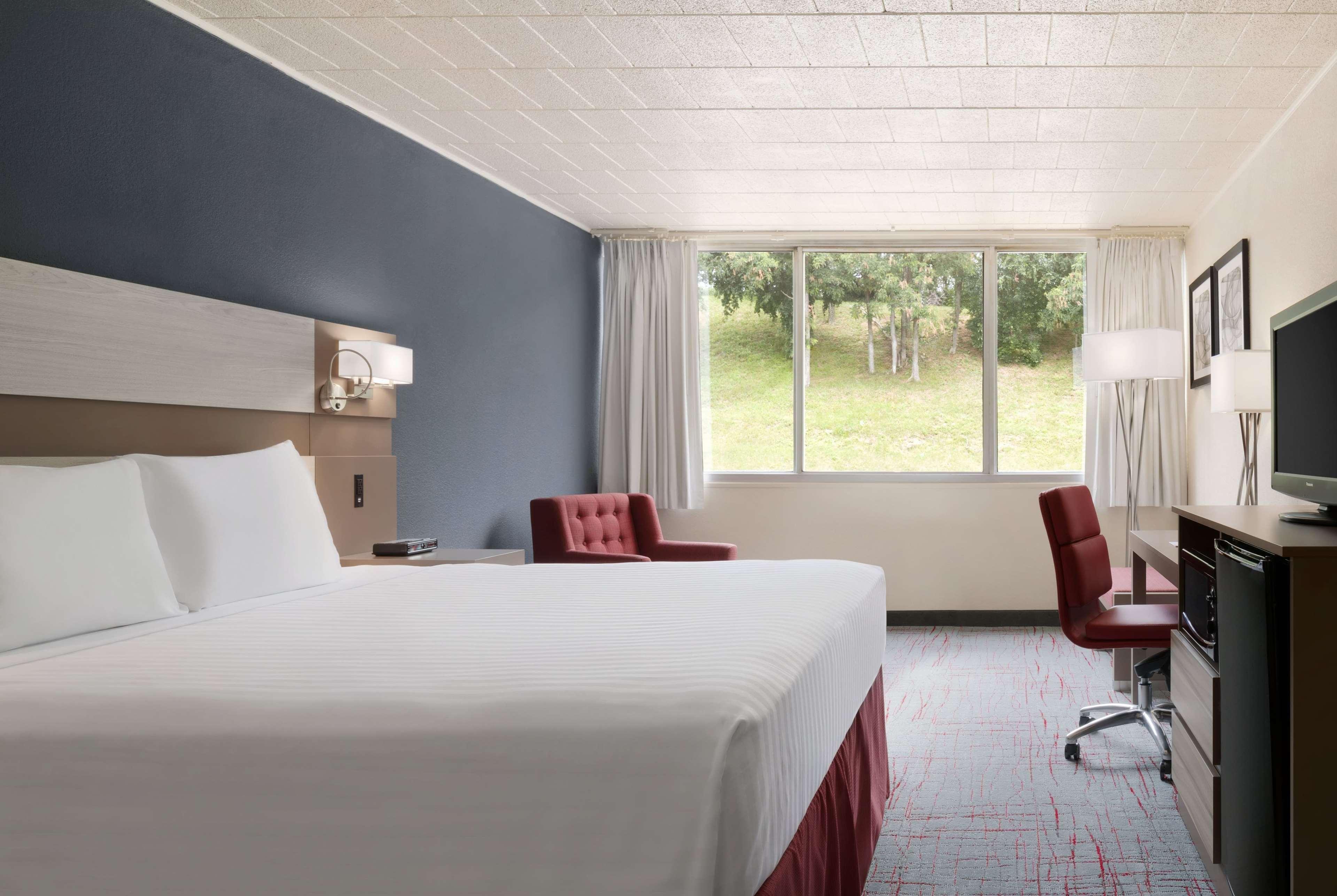 Hotel Ramada By Wyndham Uniontown Exterior foto