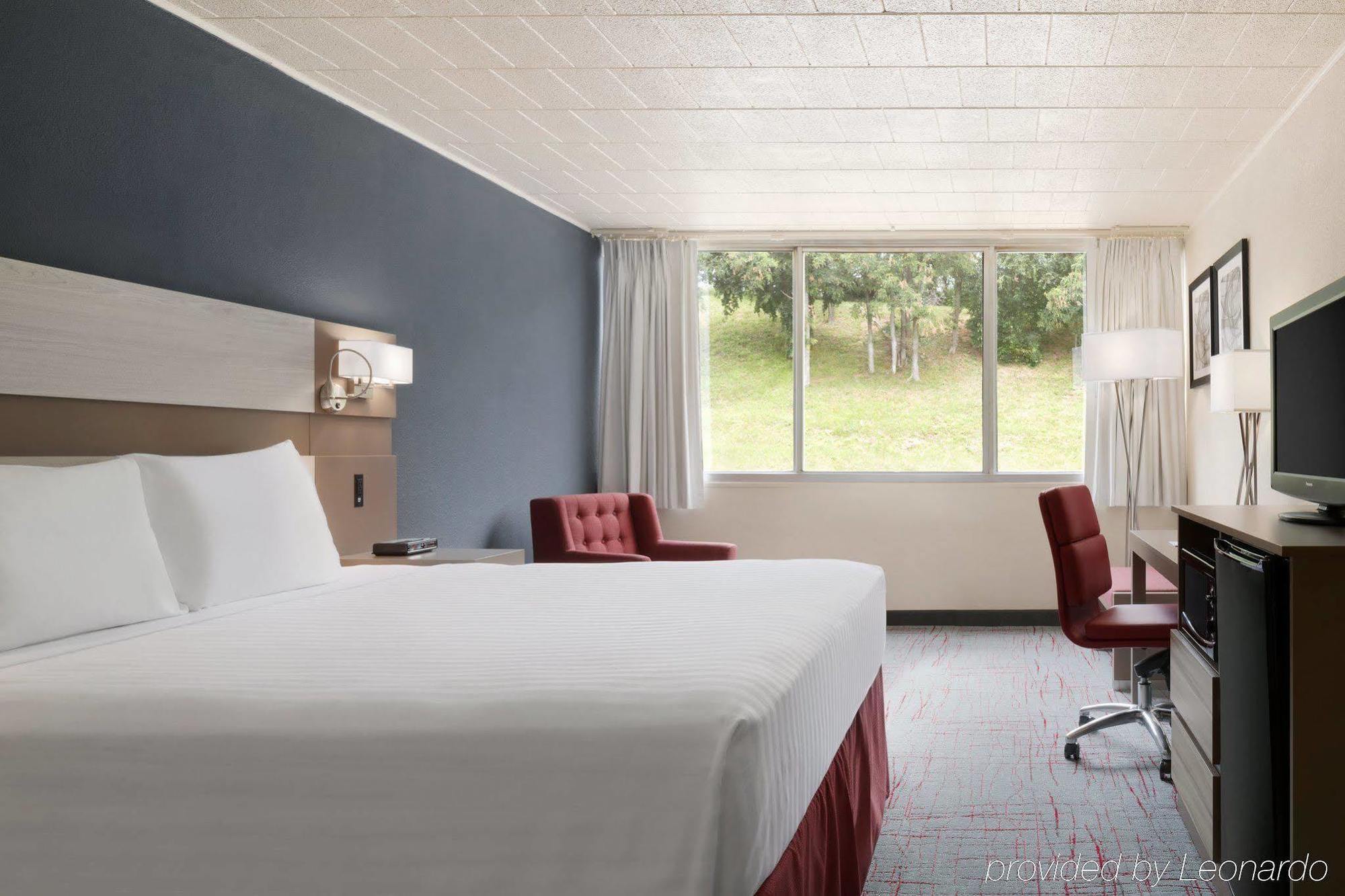 Hotel Ramada By Wyndham Uniontown Exterior foto